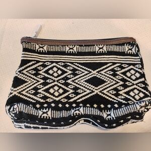 Thirty -One Reversible Pouch Rio WeaveBlack and White Patterned Zipper Pouch